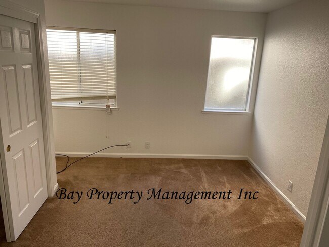 Building Photo - Creekbridge Area - 3 bedroom 3 bath home l...