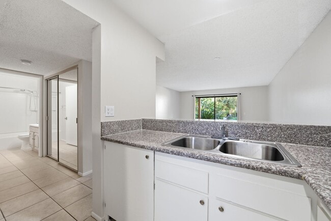 Building Photo - Cozy One Bedroom with Laundry and Patio!