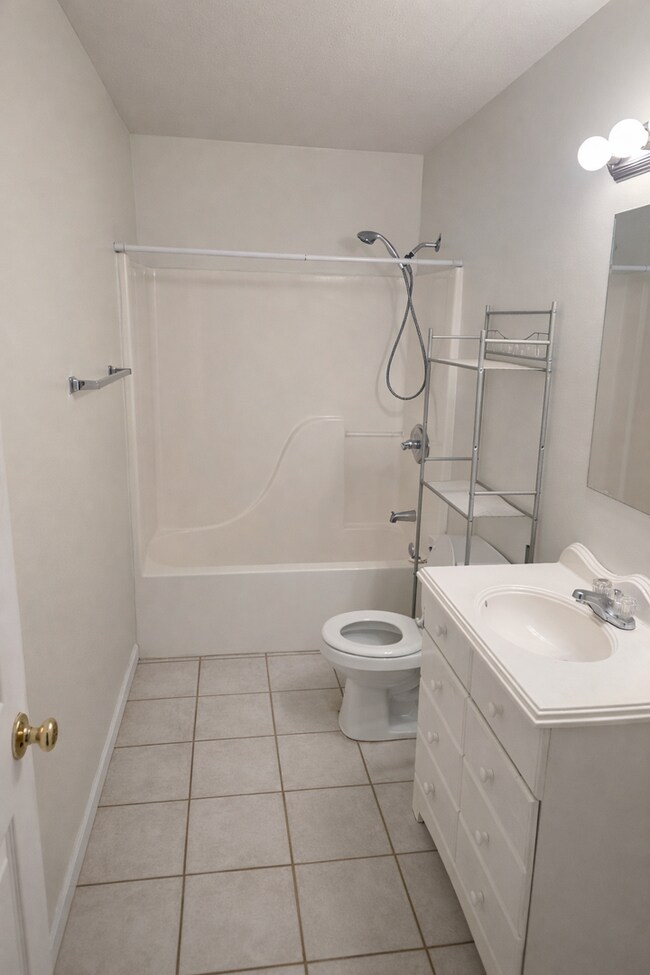 Foto del edificio - Spacious 2 Bed Downstairs Unit – W/D Hookups, Stove, Refrigerator, Water & Trash Included