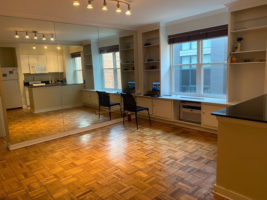Foto principal - Charming 1 Bed 1 Bath Mid-Rise Condo In We...