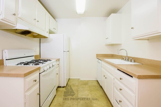Building Photo - Charming 1-bedroom, 1-bath Condo in Huntington Beach