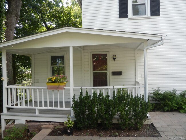 Foto del edificio - 28 Strawtown Rd