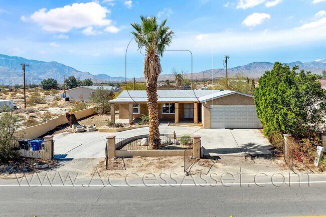 Building Photo - Charming 4 Bed/2.5 Bath Home With Spacious...