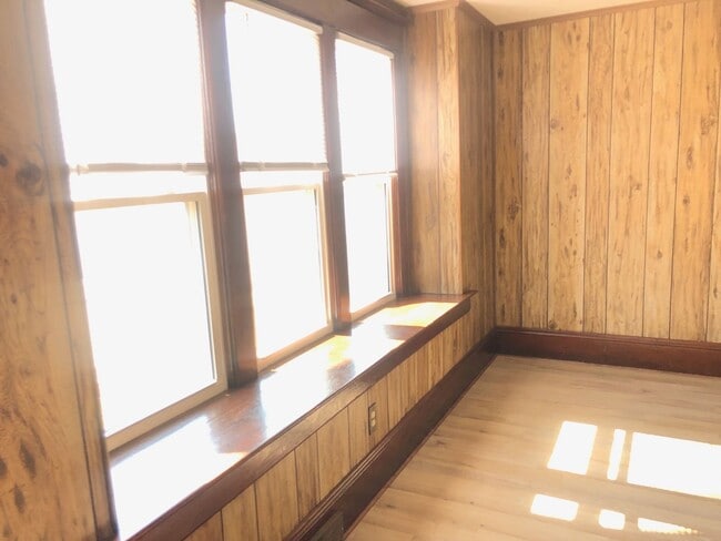 Building Photo - Attractive, recently remodeled, 2BR home i...