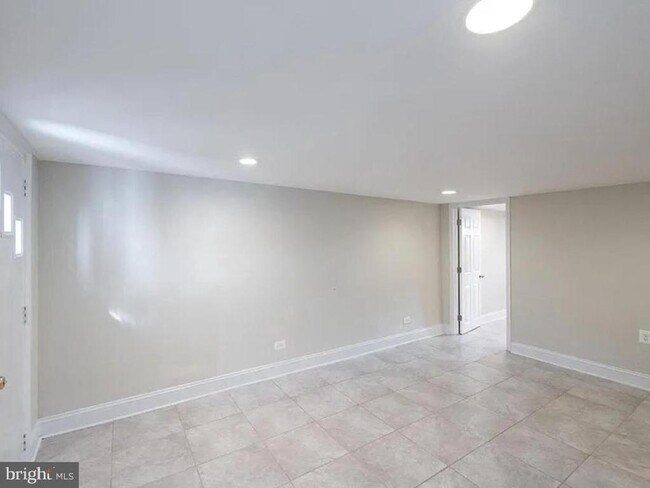 Foto del edificio - 465 Luray Pl NW