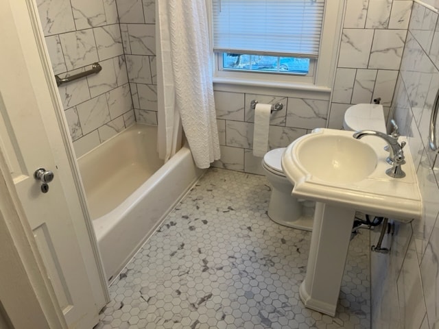 Marble bathroom - 411 Sussex Dr