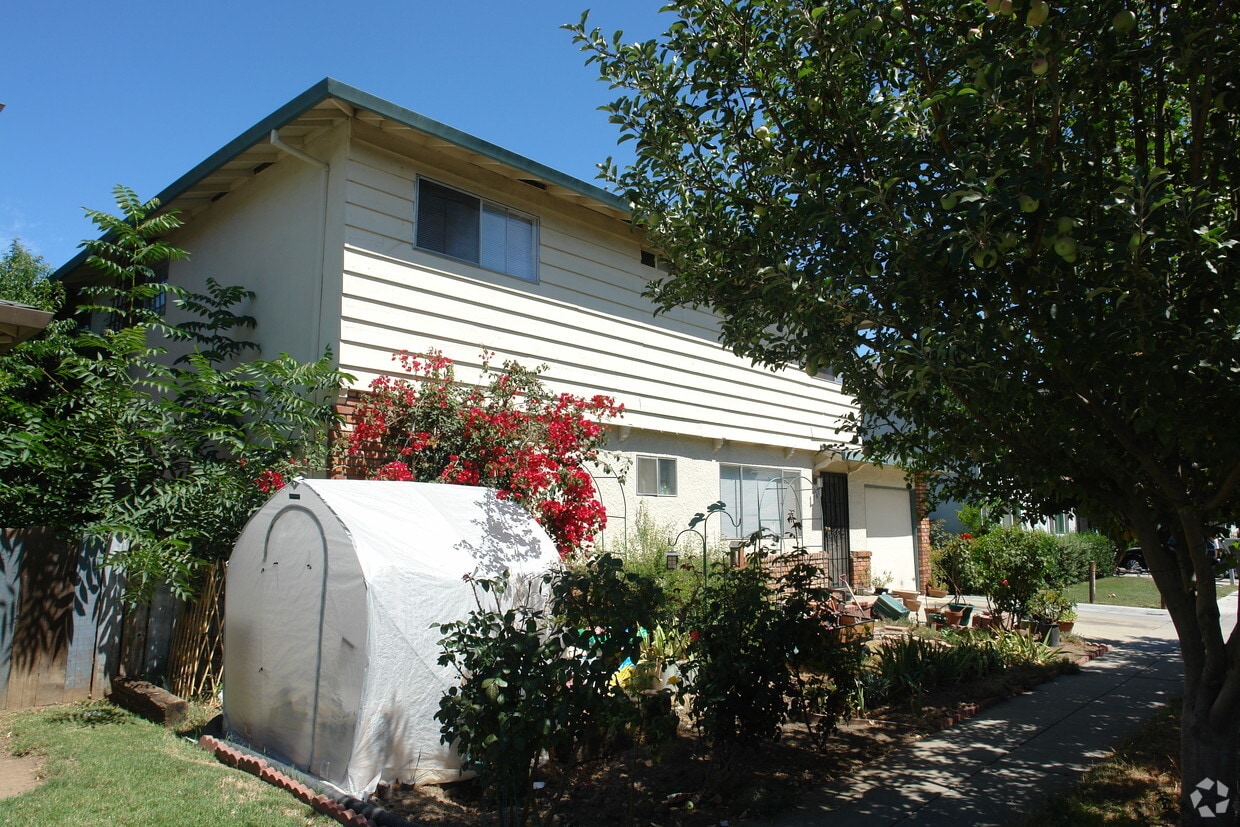 Building Photo - 795 Deland Ave