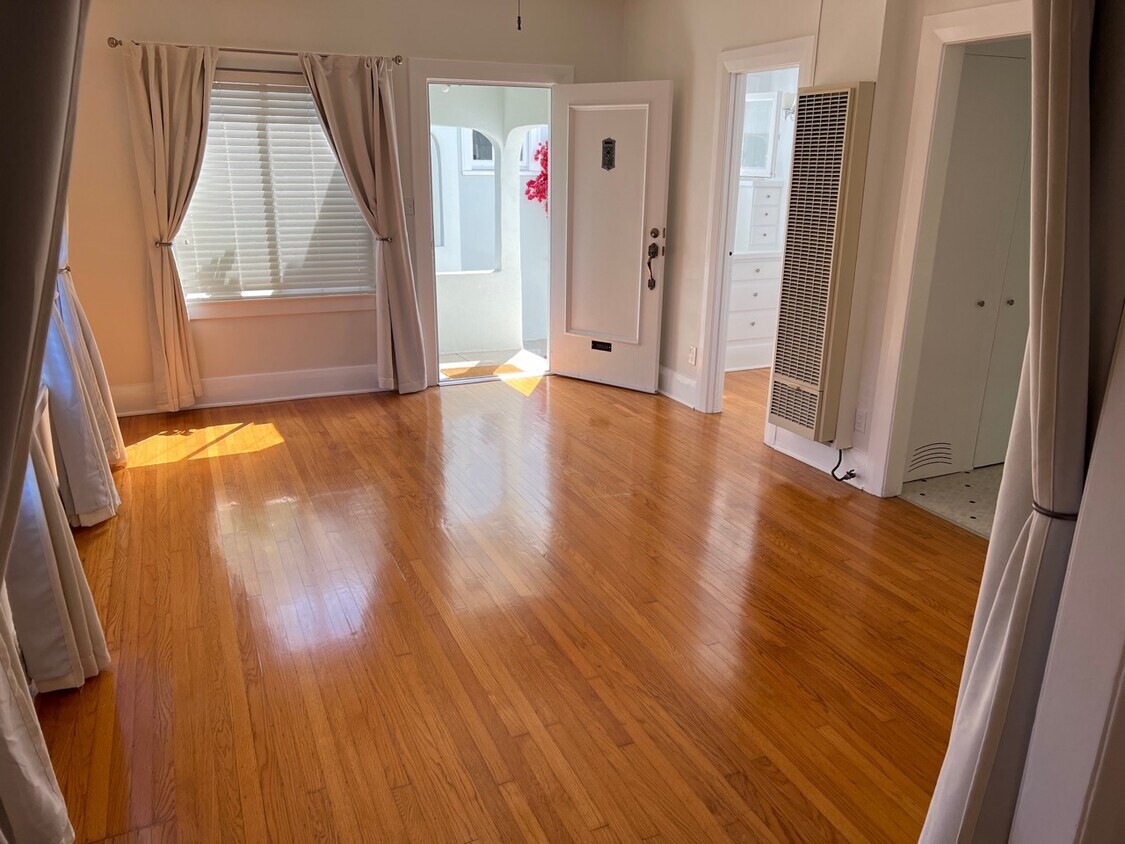 Primary Photo - 218 Strand St