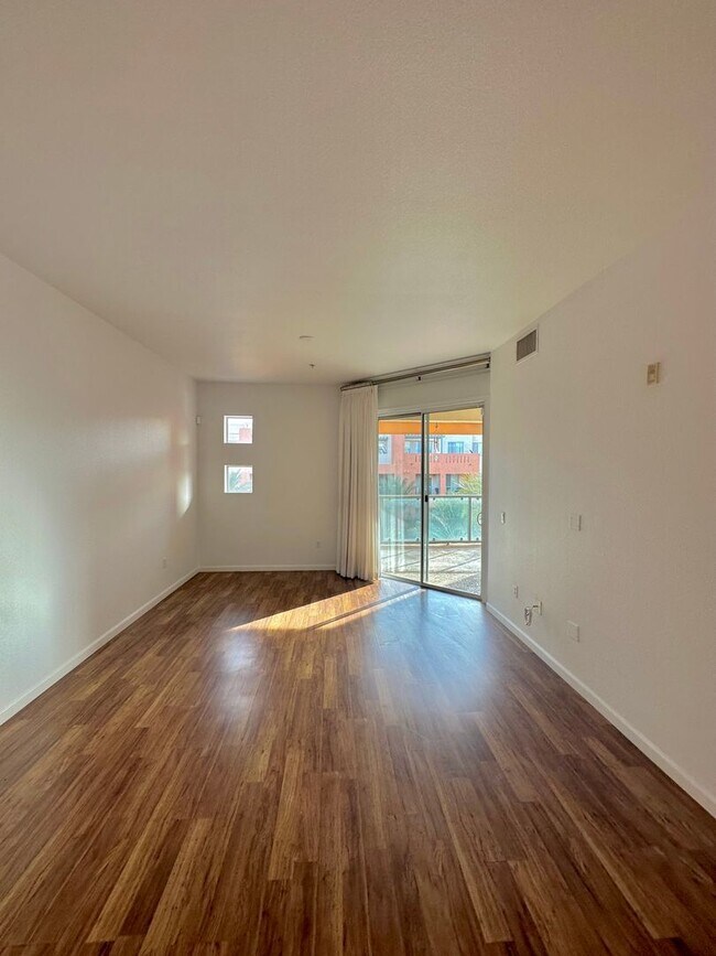 Foto del edificio - Luxury living Mid-High Rise Condo in Silve...