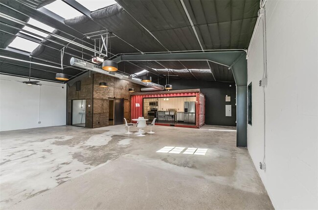 Building Photo - 920 W Cavalcade St