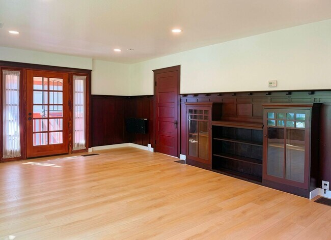 Building Photo - Charming Beach Cottage Just 7 Blocks to Ocean Beach with Private Yard & Garage