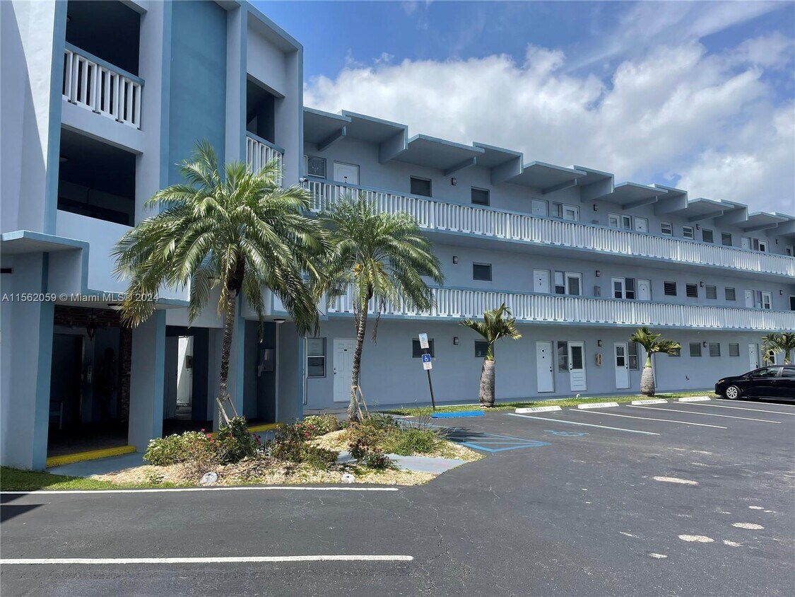 2200 Park Ln Unit 308, Hollywood, FL 33021 Condo for Rent in