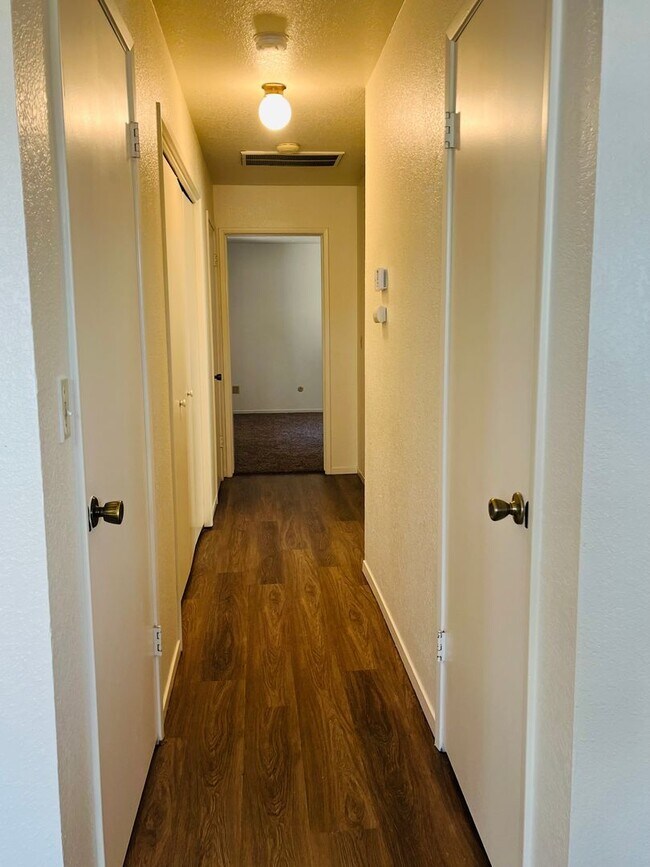 Foto del edificio - Spacious 2 Bedroom/2 bath duplex with a 2 car garage and laundry hook ups in a great North Modest...