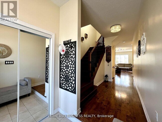 Building Photo - 5532 Meadowcrest Ave