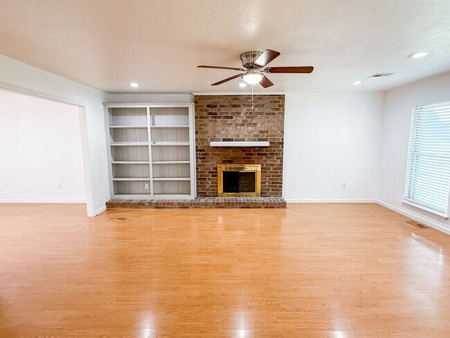 Foto del edificio - Beautifully Updated 4 Bedroom 2 Bathroom i...