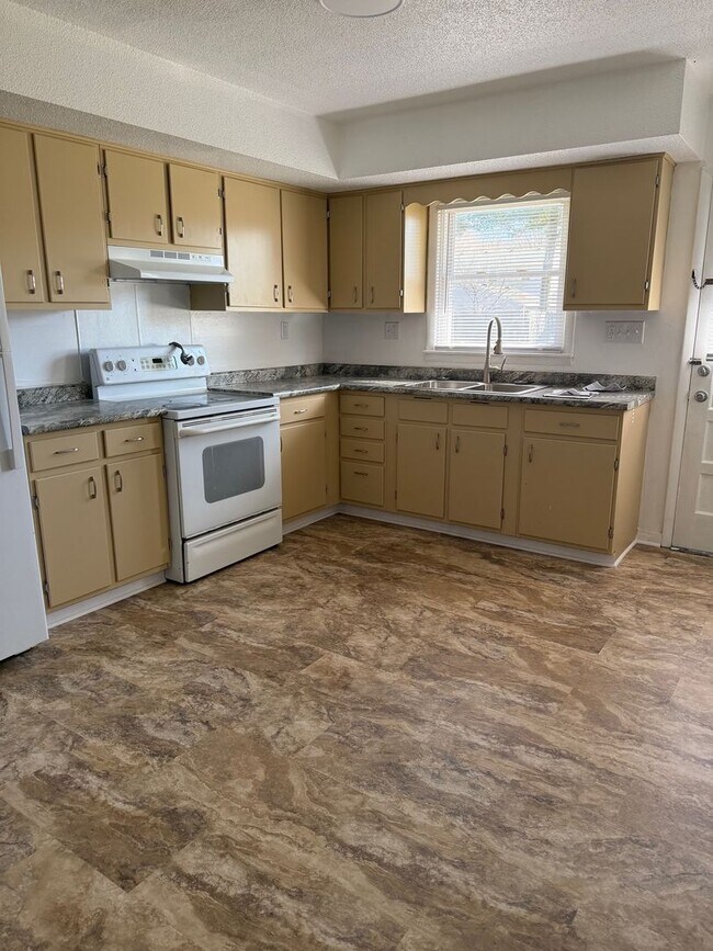 Foto del edificio - 104-104 N Birchwood Dr