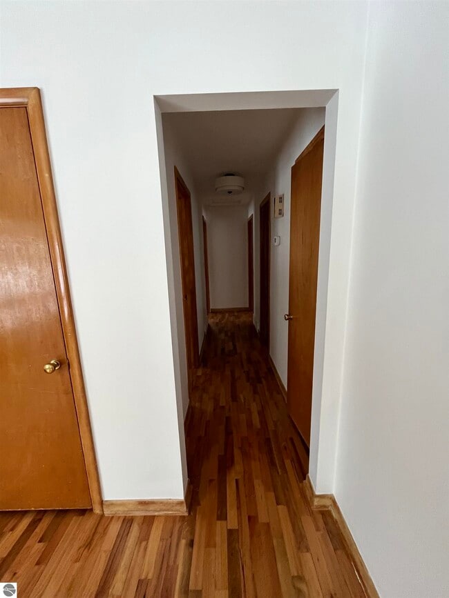 Building Photo - 833 Fern St