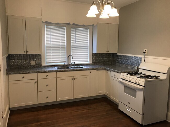 kitchen - 904 N Broadway St