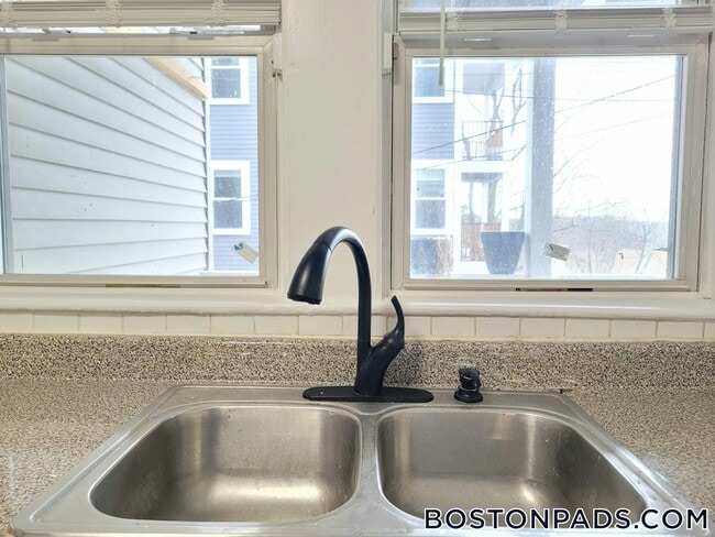 Building Photo - 17 Wachusett St