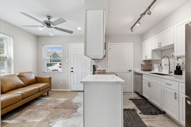 Building Photo - Beautifully Renovated Condo Style Apartment