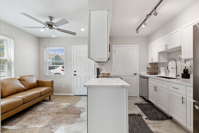 Foto del edificio - Beautifully Renovated Condo Style Apartment