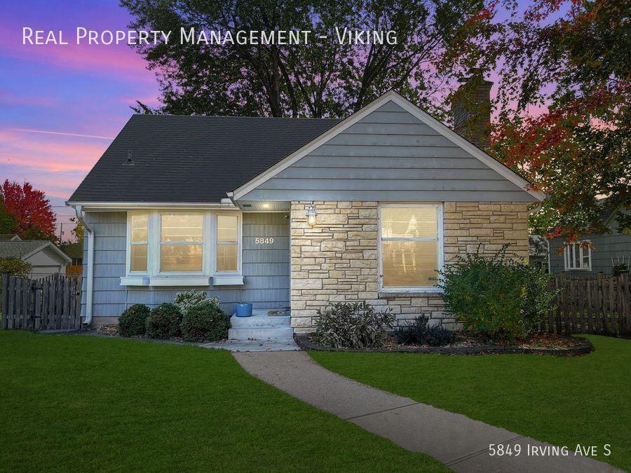 Foto principal - 3 Bed 2 Bath Home Fenced In Backyard! Secu...