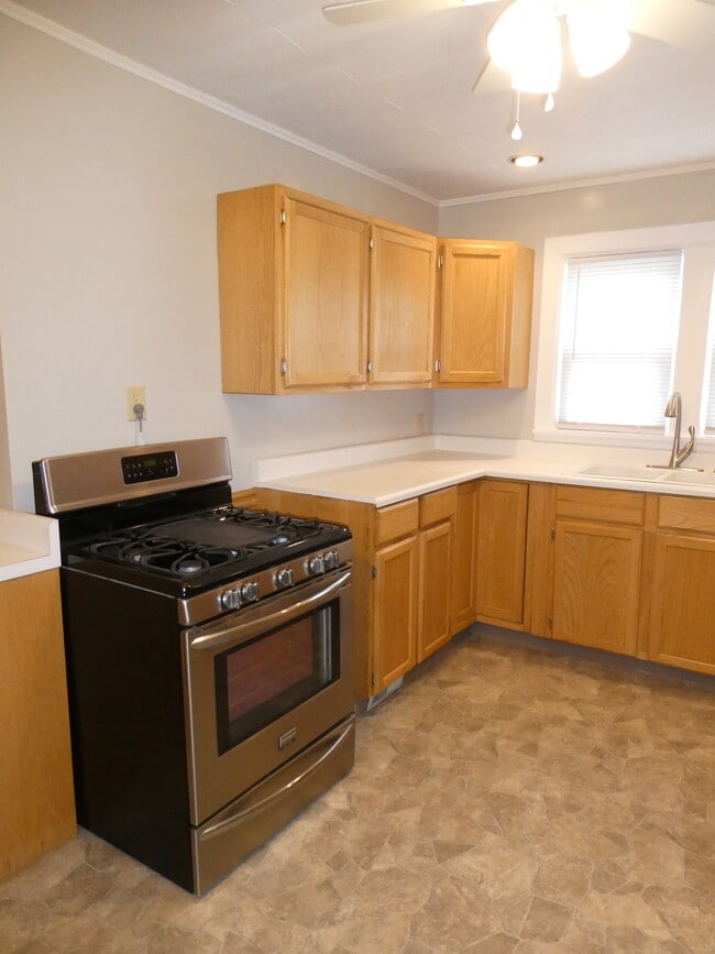 Gas range - plenty of kitchen cabinet storage - 314 Saratoga St
