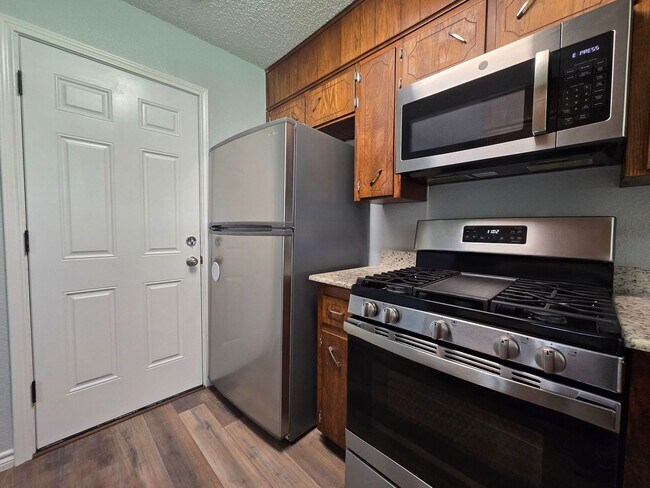 Foto del edificio - HUGE RENT SPECIAL & NEW IN MANAGEMENT - AV...