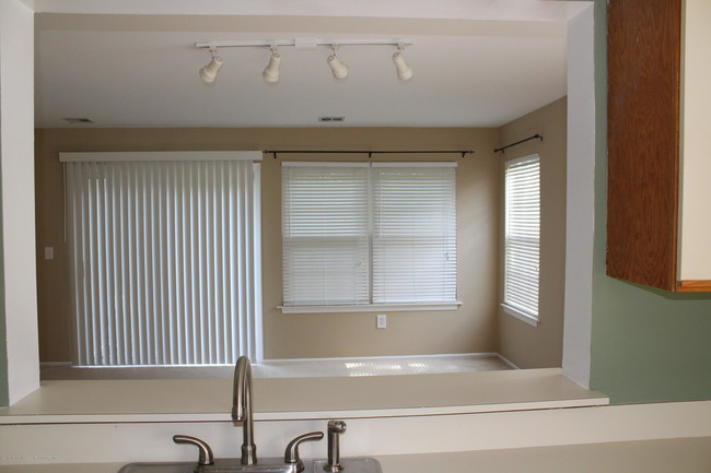 Building Photo - 27 Horseshoe Ct