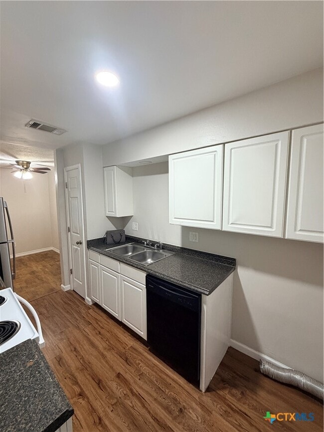 Building Photo - 208 Uhland Rd