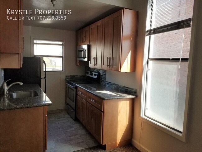 Building Photo - Adorable, Vintage Studio Apartment in Down...
