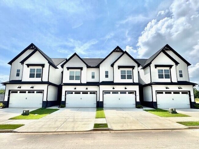 Foto del edificio - Now Leasing at Cedar Bluff – 4BR Townhomes...