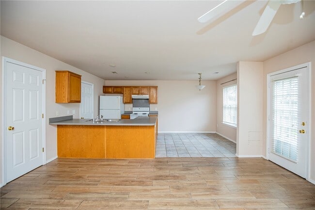 Foto del edificio - 903 W Peachtree Dr