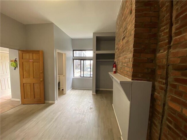 Building Photo - 271 N Dithridge St