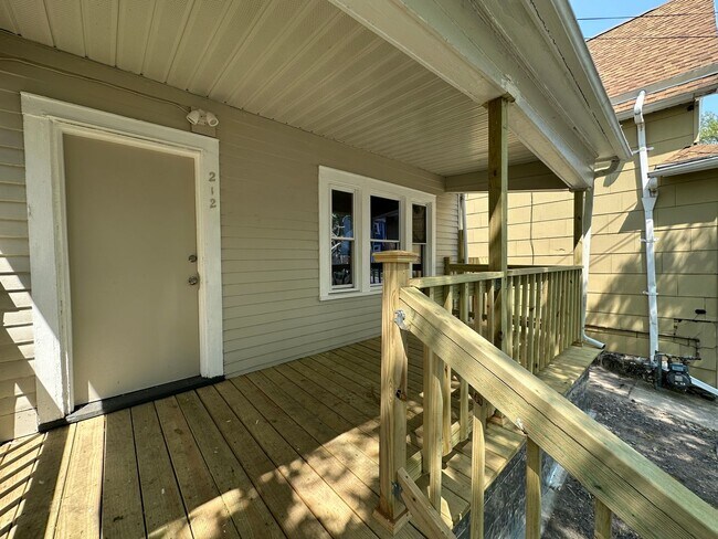 Foto del edificio - Spacious 5-Bedroom Home with 2 Full Baths, Freshly Rehabbed, Ready to rent