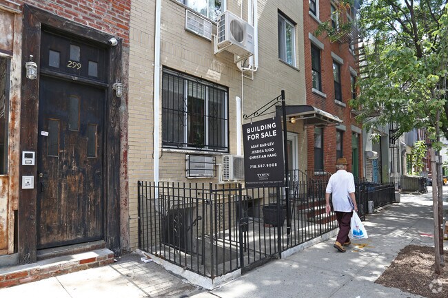Building Photo - 301 S 4th St