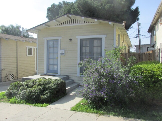 Building Photo - 1223 N Hoover St
