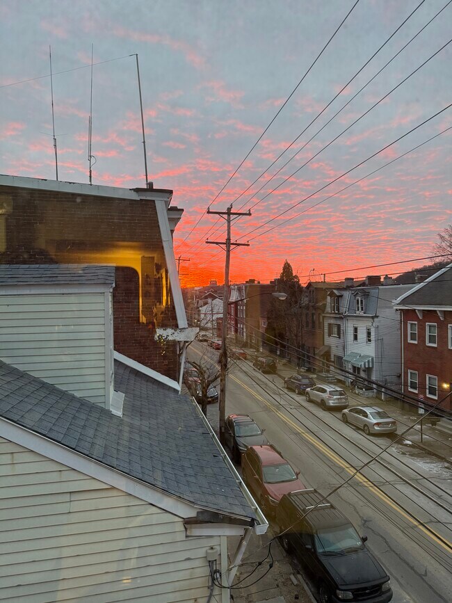 Building Photo - 2201 Sarah St