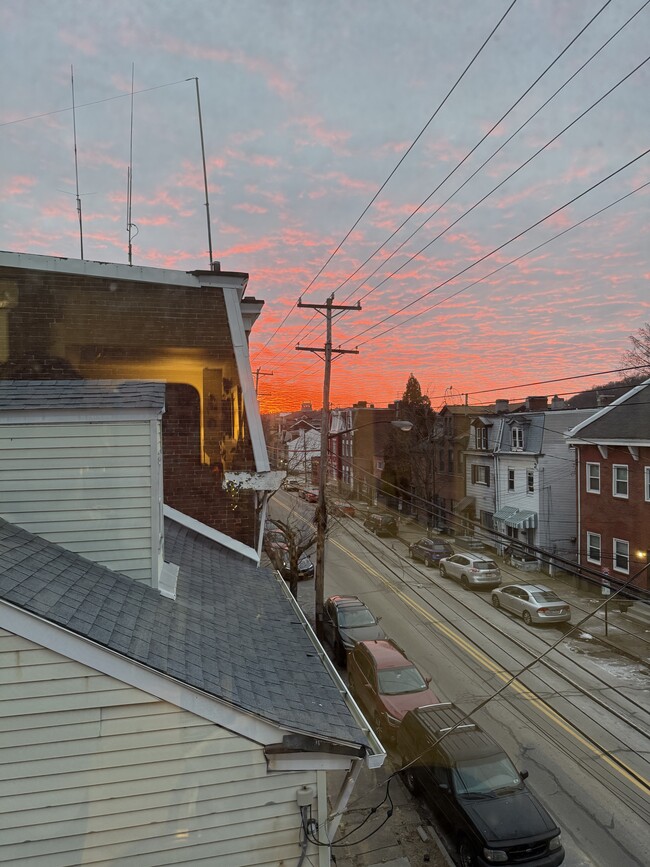 Building Photo - 2201 Sarah St