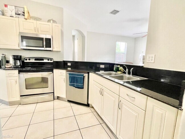 Foto del edificio - 4 br, 3 bath House - 8461 NW 114th Ct