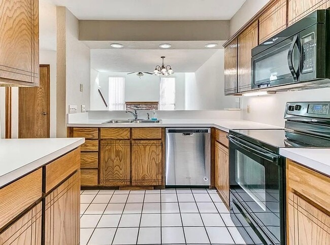 Building Photo - Beautiful 3bed/3bath Townhome Available in Westside Norman!!