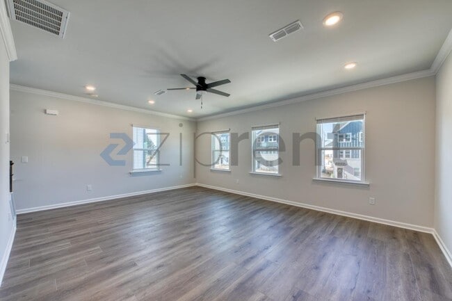 Building Photo - 1467 Hasse Ave