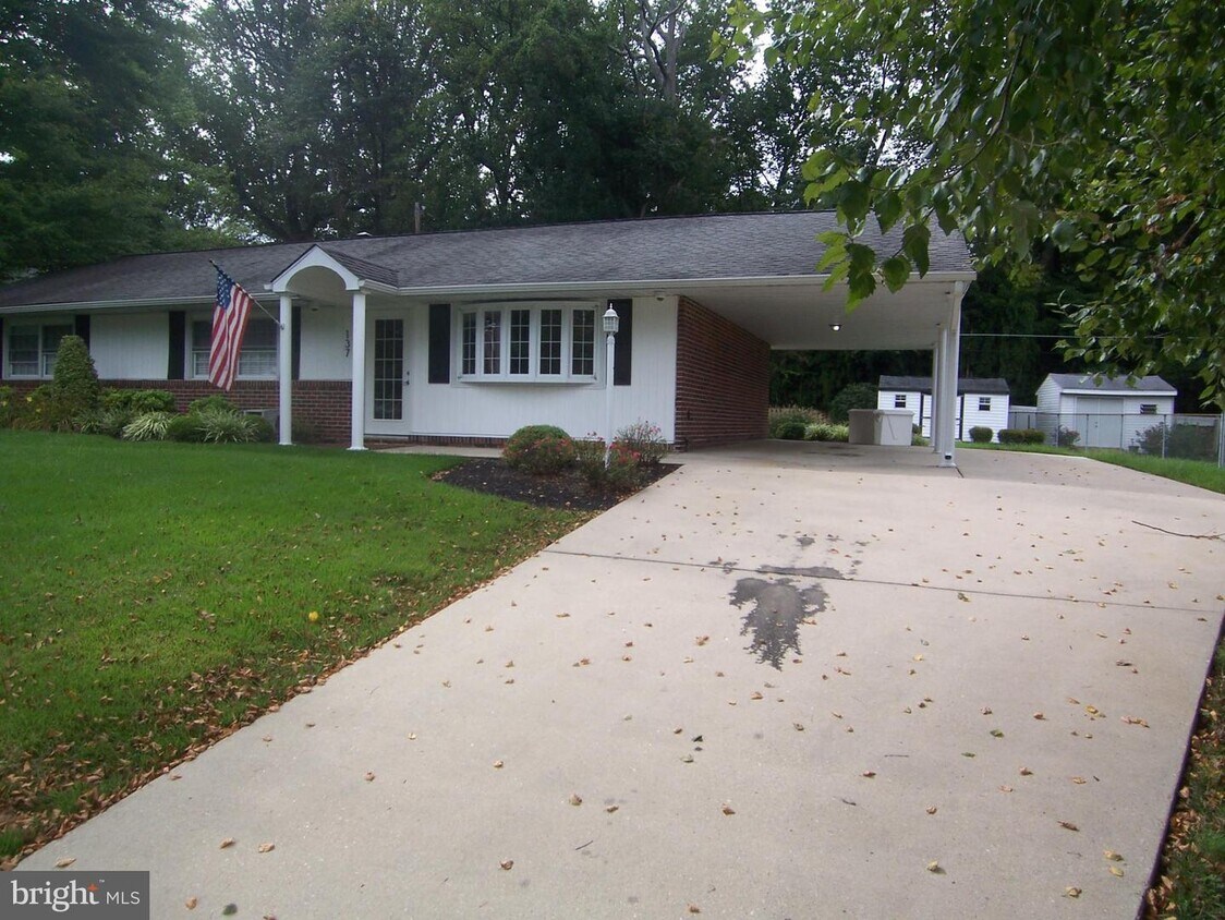 Primary Photo - 137 N Lynbrook Rd