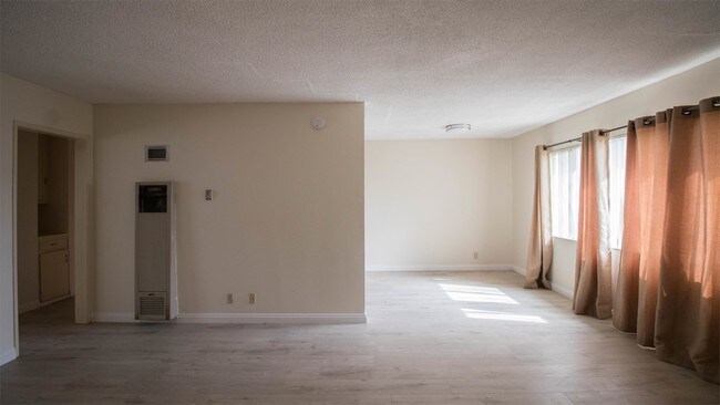 Foto del edificio - 3204 East 2nd Street - 8
