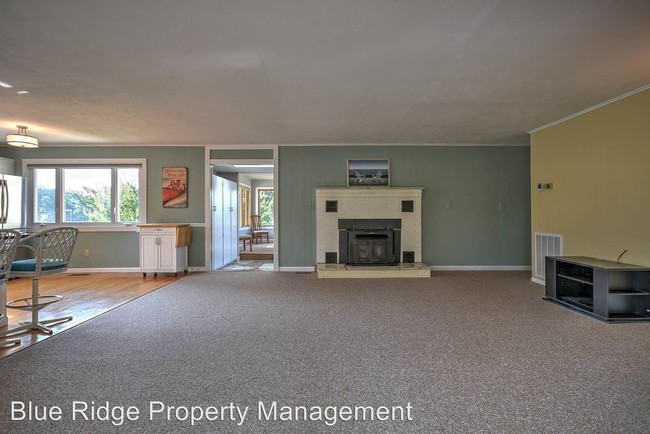 Building Photo - 4 br, 3 bath House - 396 Lakeview Street