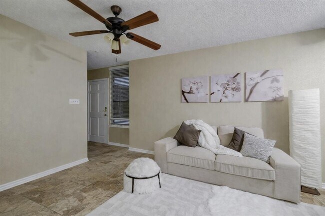 Foto del edificio - 2409 Leon St