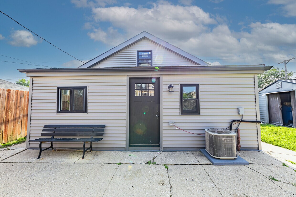 Primary Photo - 5551 S Menard Ave