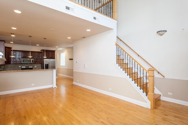 Building Photo - 2342 N Oakley Ave