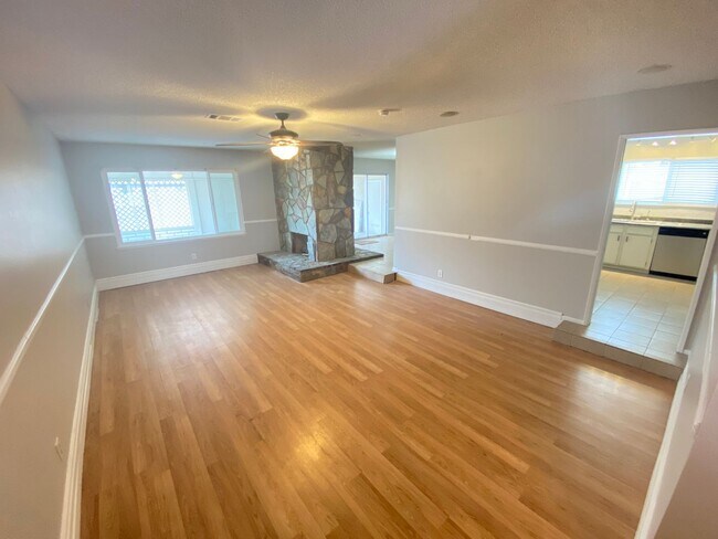 Foto del edificio - Charming 4 Bedroom, 3 Bath, Single-Story H...