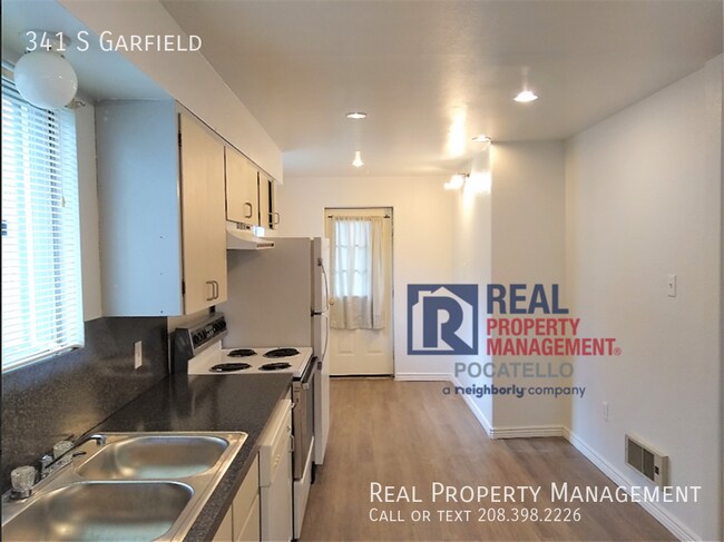 Building Photo - “Very Spacious 1 Bedroom Apartment”